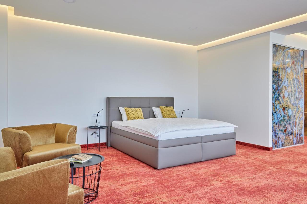 Hotel Hertz Hradec Králové Zewnętrze zdjęcie