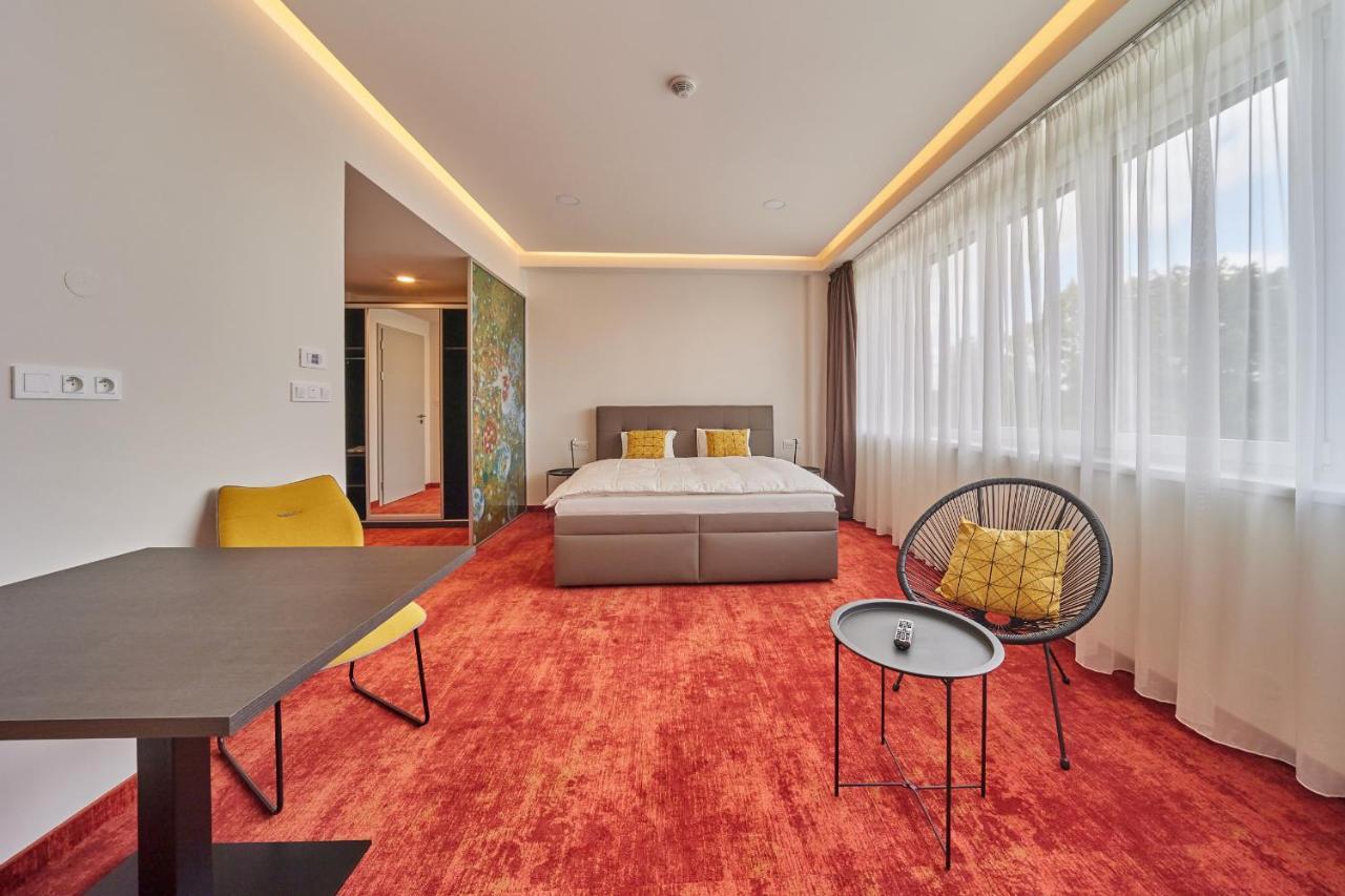 Hotel Hertz Hradec Králové Zewnętrze zdjęcie