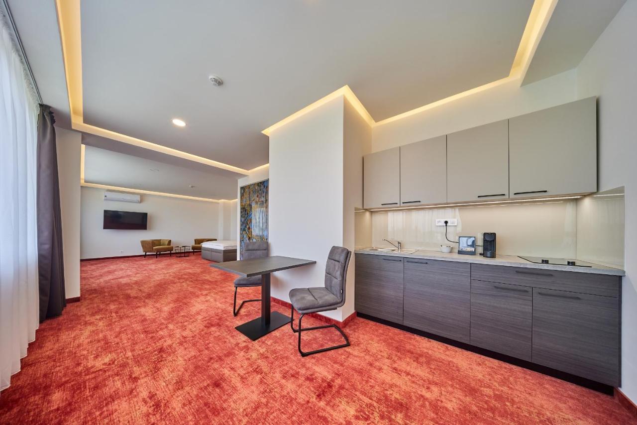 Hotel Hertz Hradec Králové Zewnętrze zdjęcie