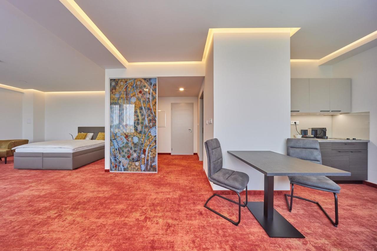 Hotel Hertz Hradec Králové Zewnętrze zdjęcie