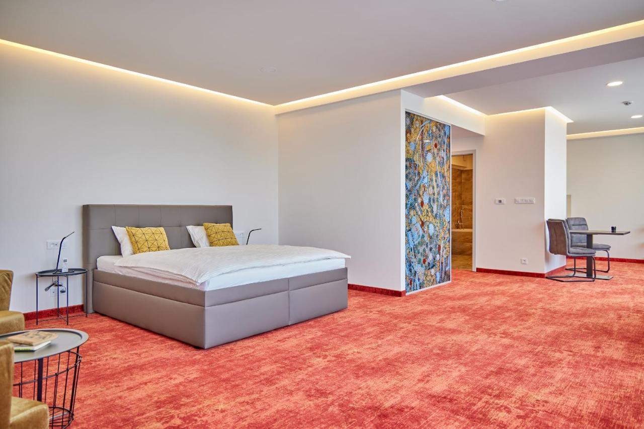 Hotel Hertz Hradec Králové Zewnętrze zdjęcie