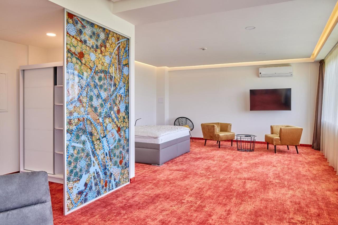 Hotel Hertz Hradec Králové Zewnętrze zdjęcie